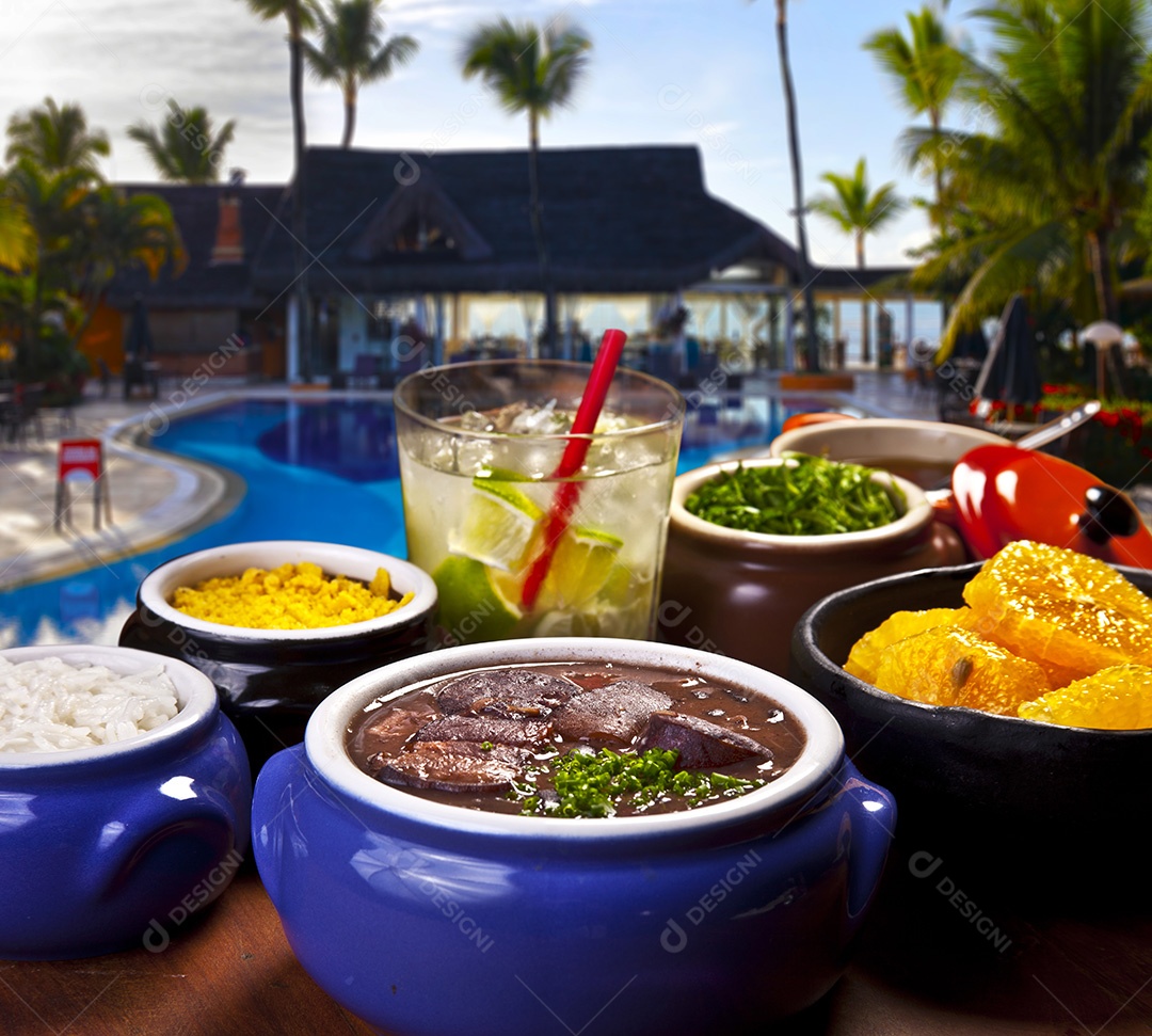 Feijoada com guarnições sobre uma mesa