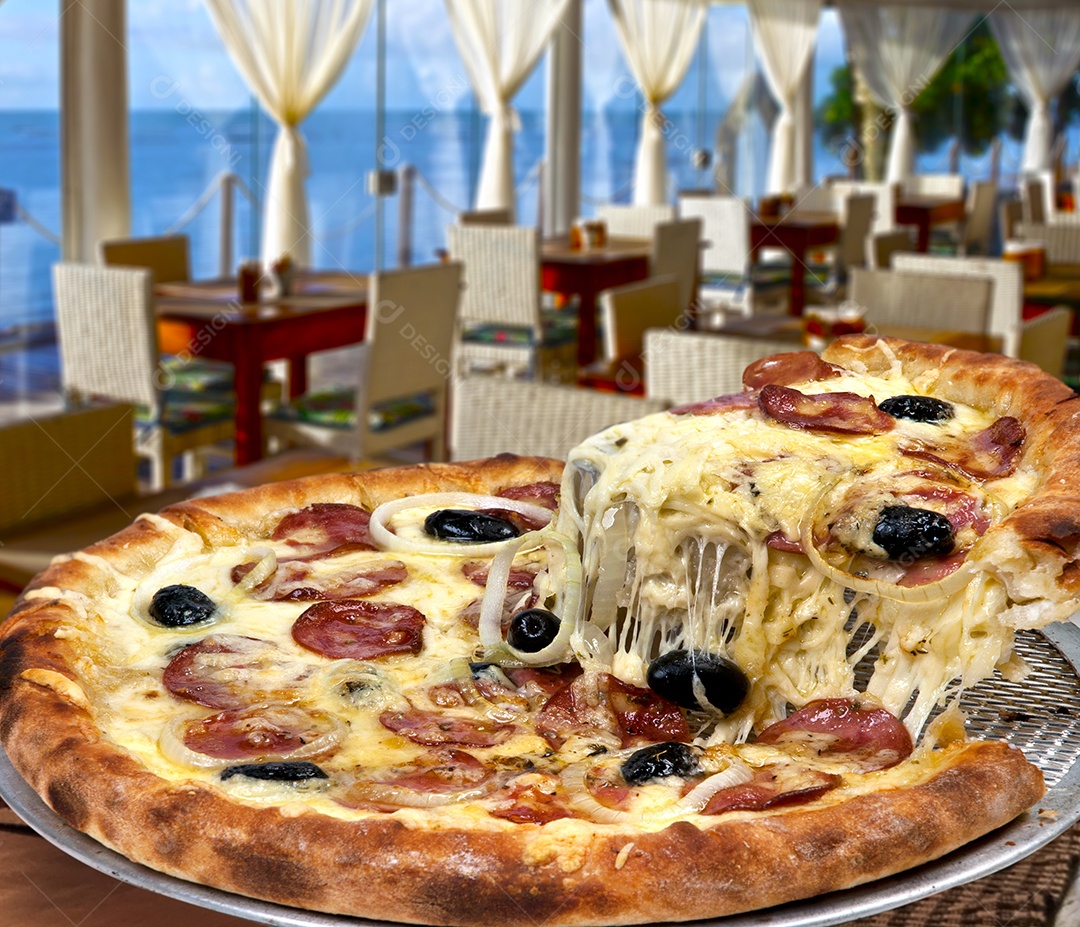 Pizza de calabresa acebolada e azeitona preta