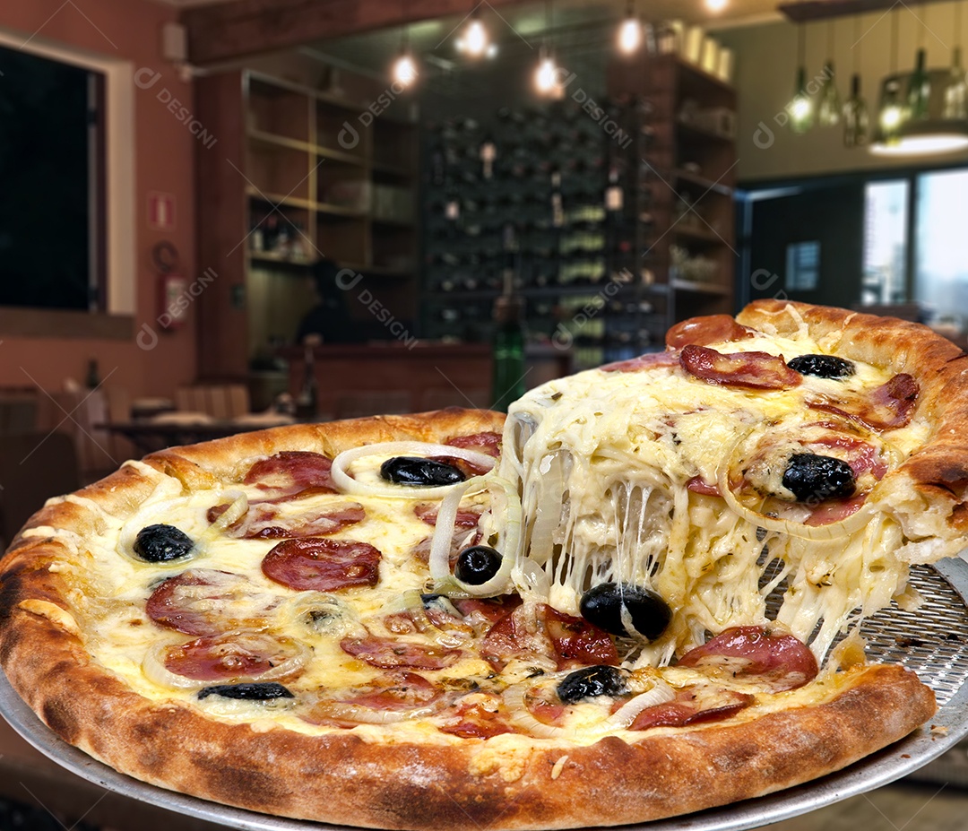 Pizza de calabresa com azeitonas rochas