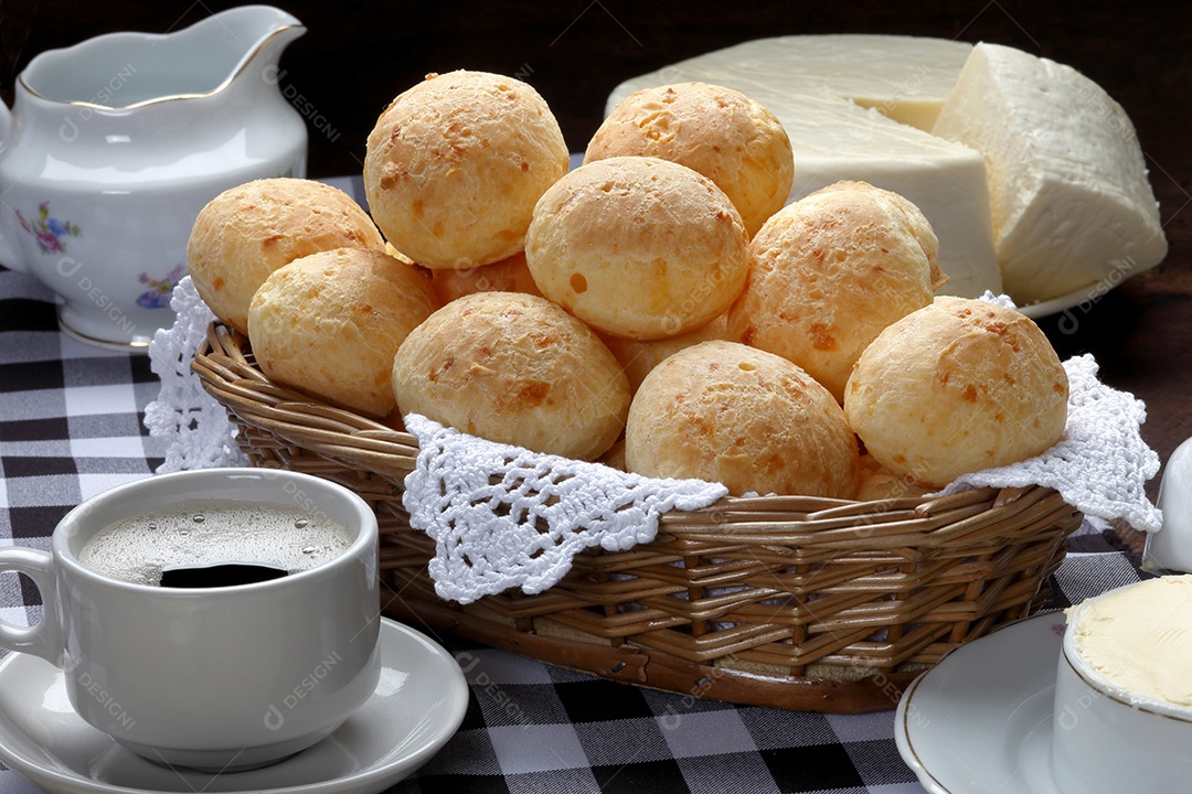 Cesta de pão de queijo e xícara de café