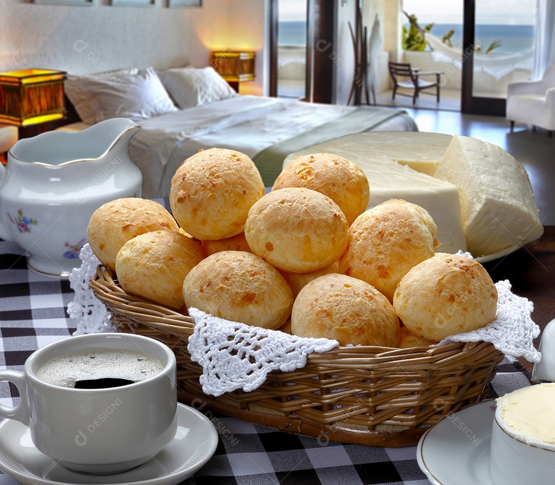 Pão de queijo com xícara de café