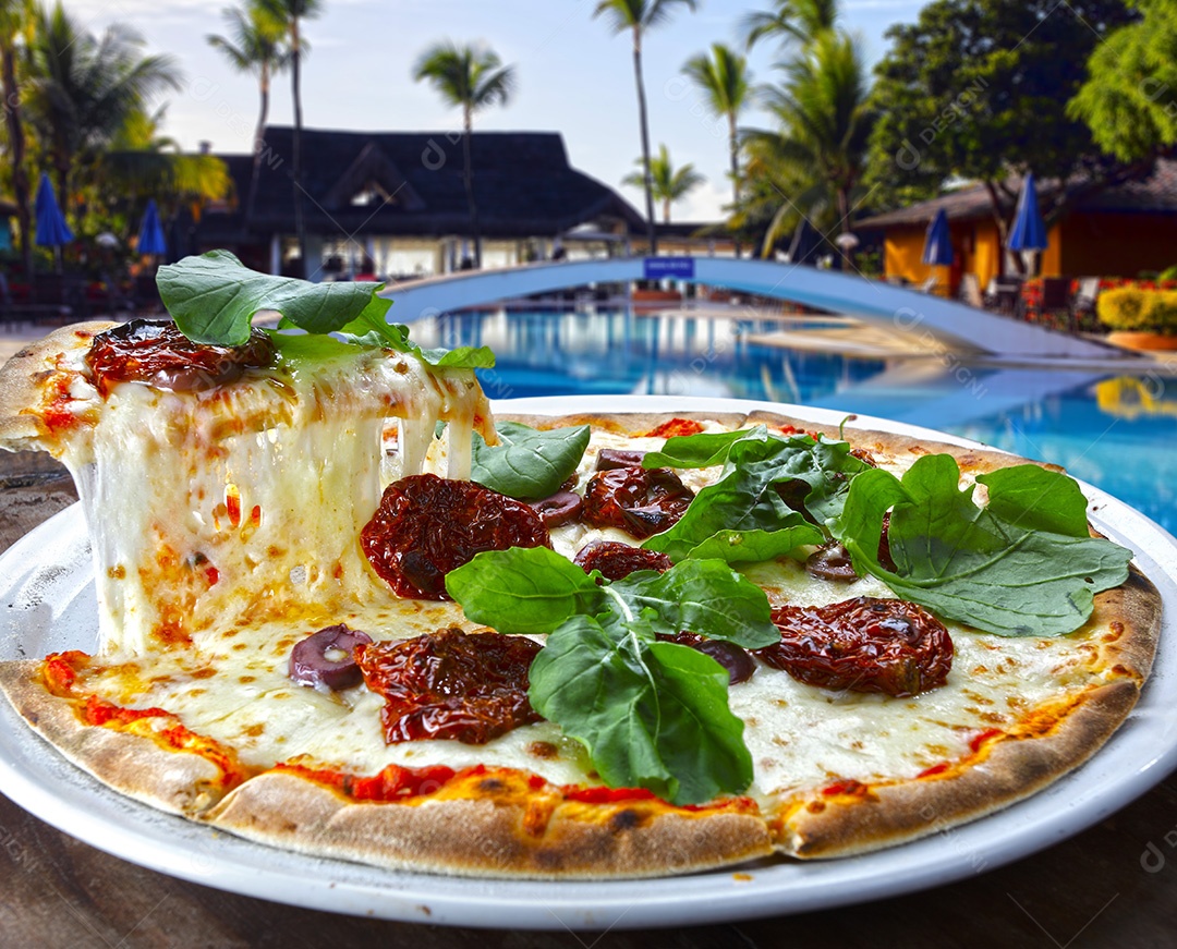 Pizza com tomate seco rúcula e mussarela em pizzaria