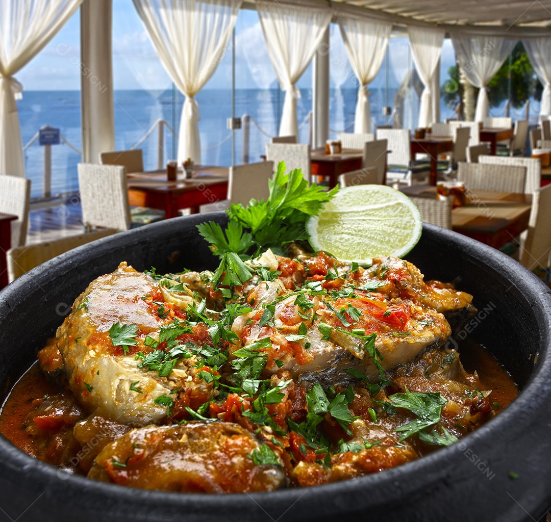 Moqueca brasileira de camarão e peixe