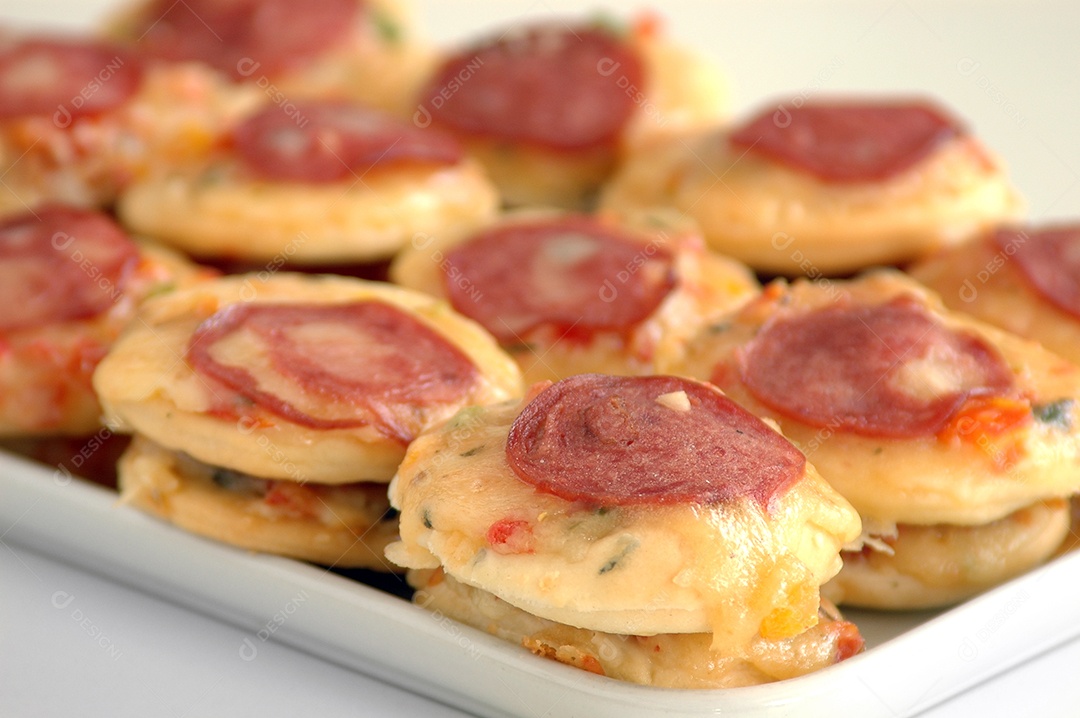 Muitas mini pizzas dentro de uma bandeja