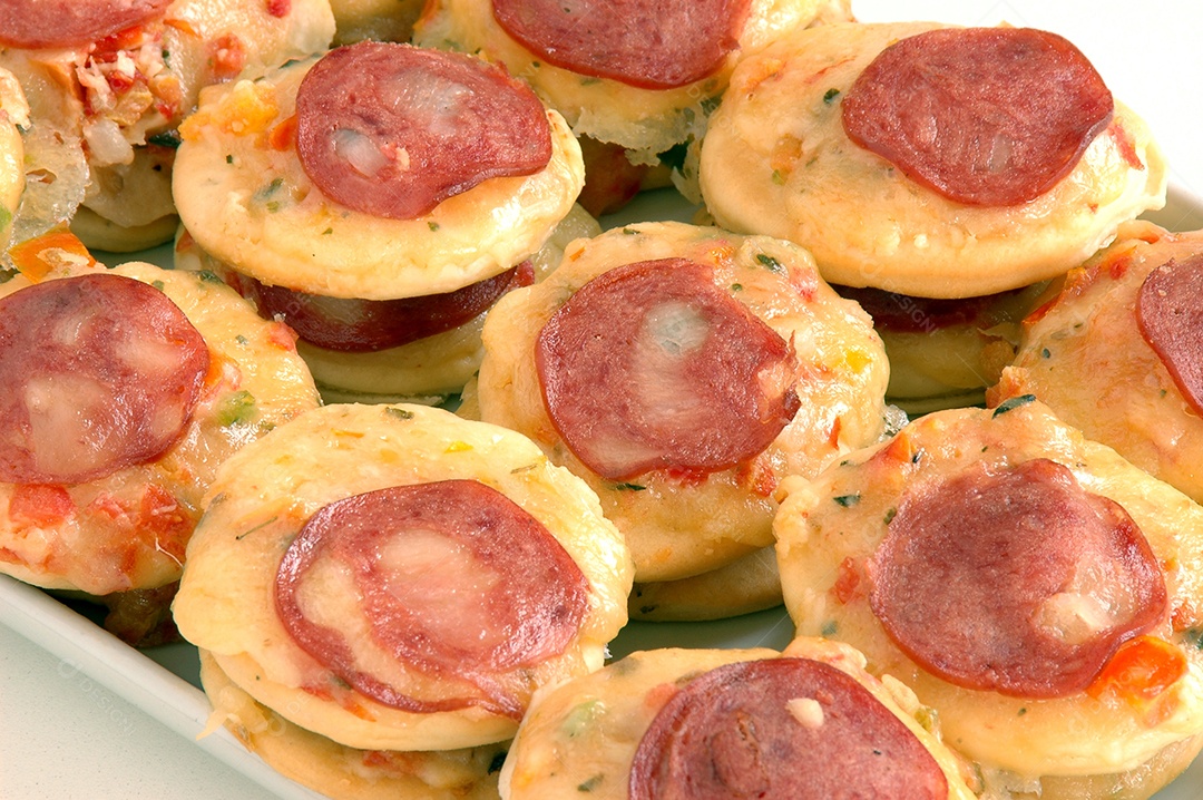 Mini pizzas de calabresa