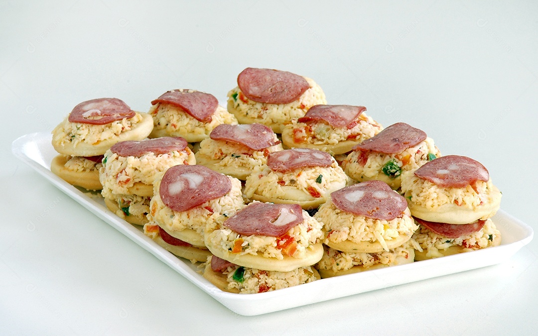 Bandeja cheia de mini pizzas de calabresa