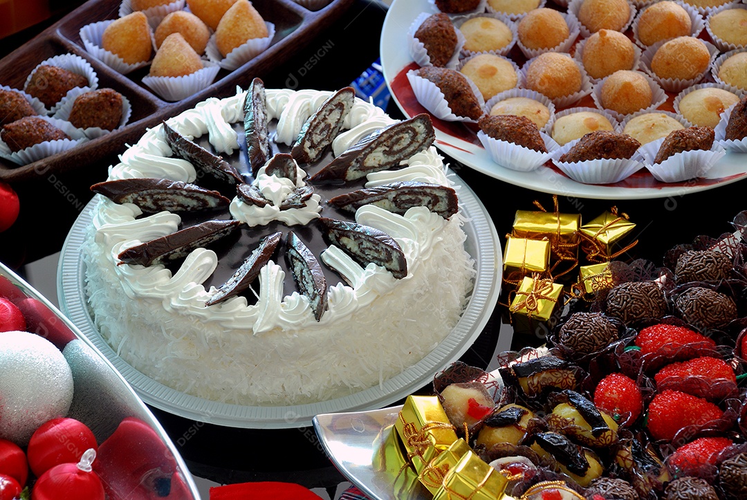 Mesa com bolo salgadinhos e doces brasileiros