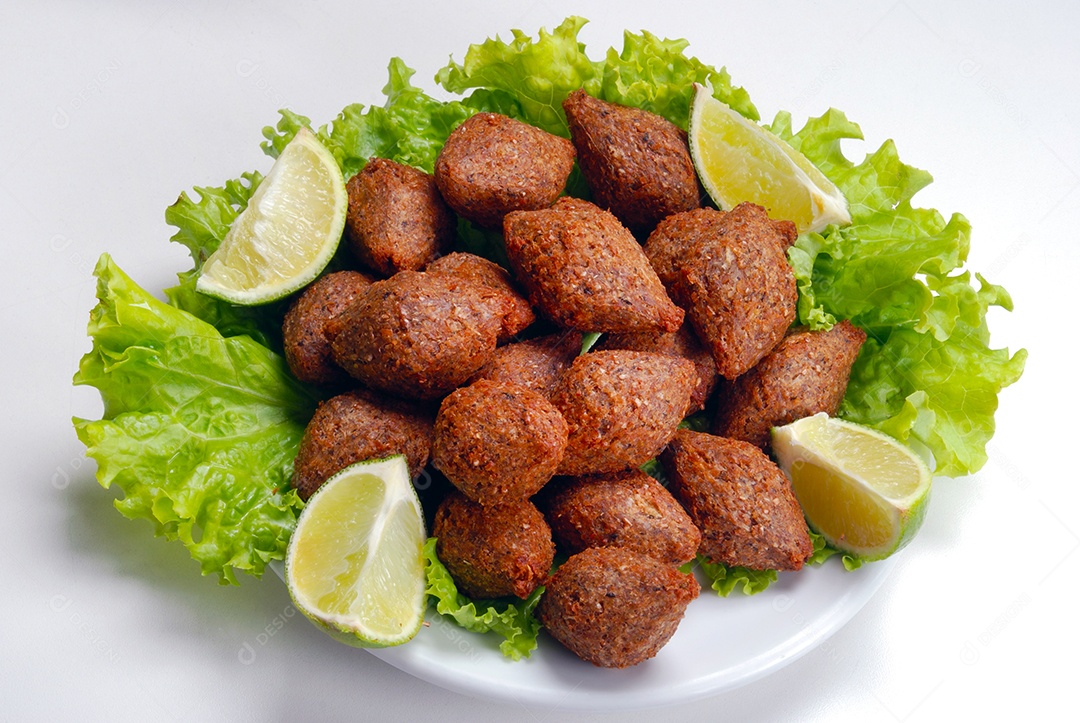 Porção generosa de quibes com limão e alface