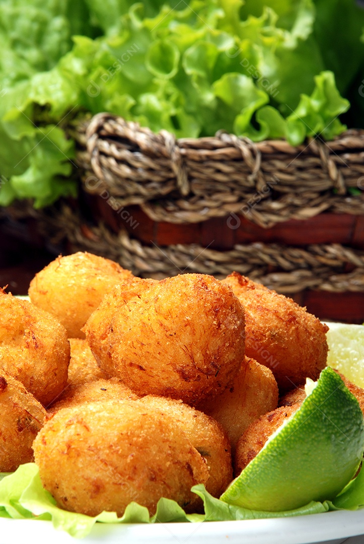 Porção de bolinhos frito de bacalhau