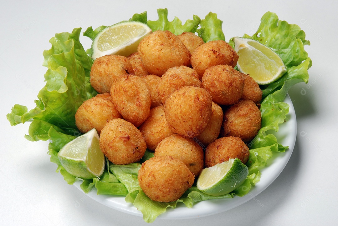 Porção de bolinhos de bacalhau