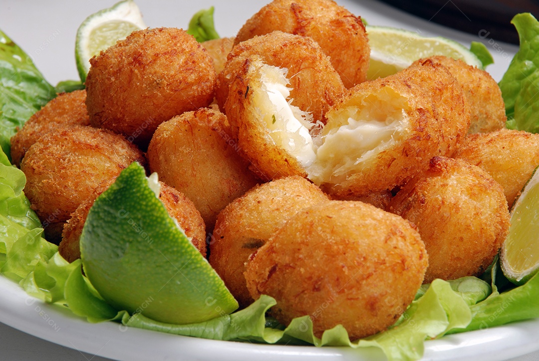 Porção de deliciosos bolinhos fritos de bacalhau