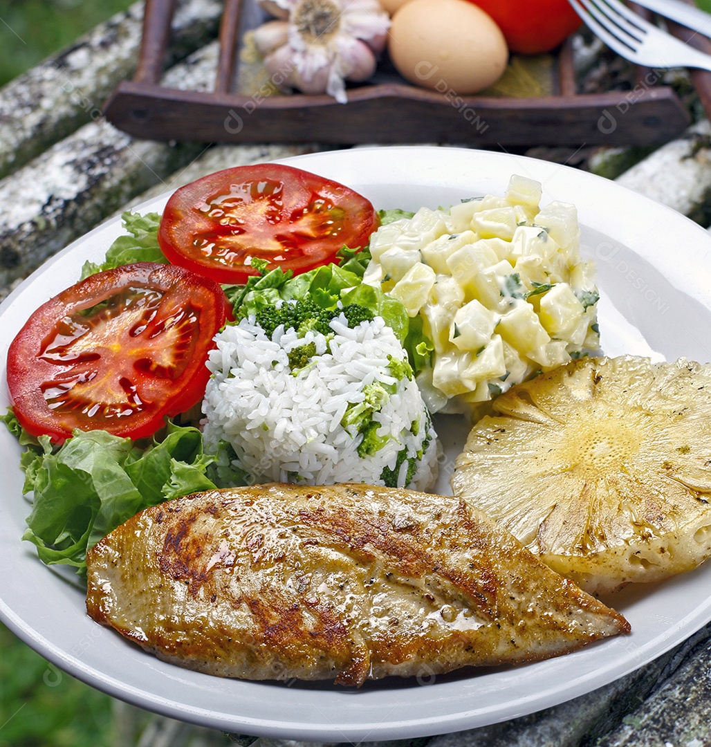 Filé de frango com ilhós