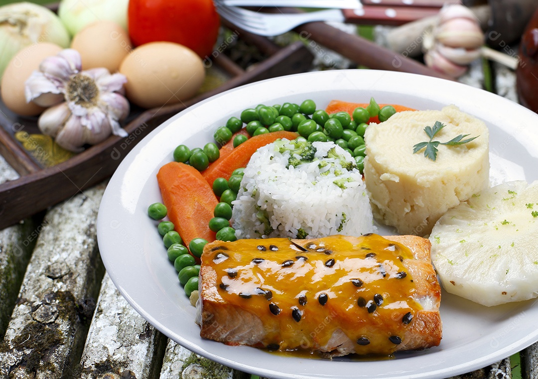 Salmão com guarnições