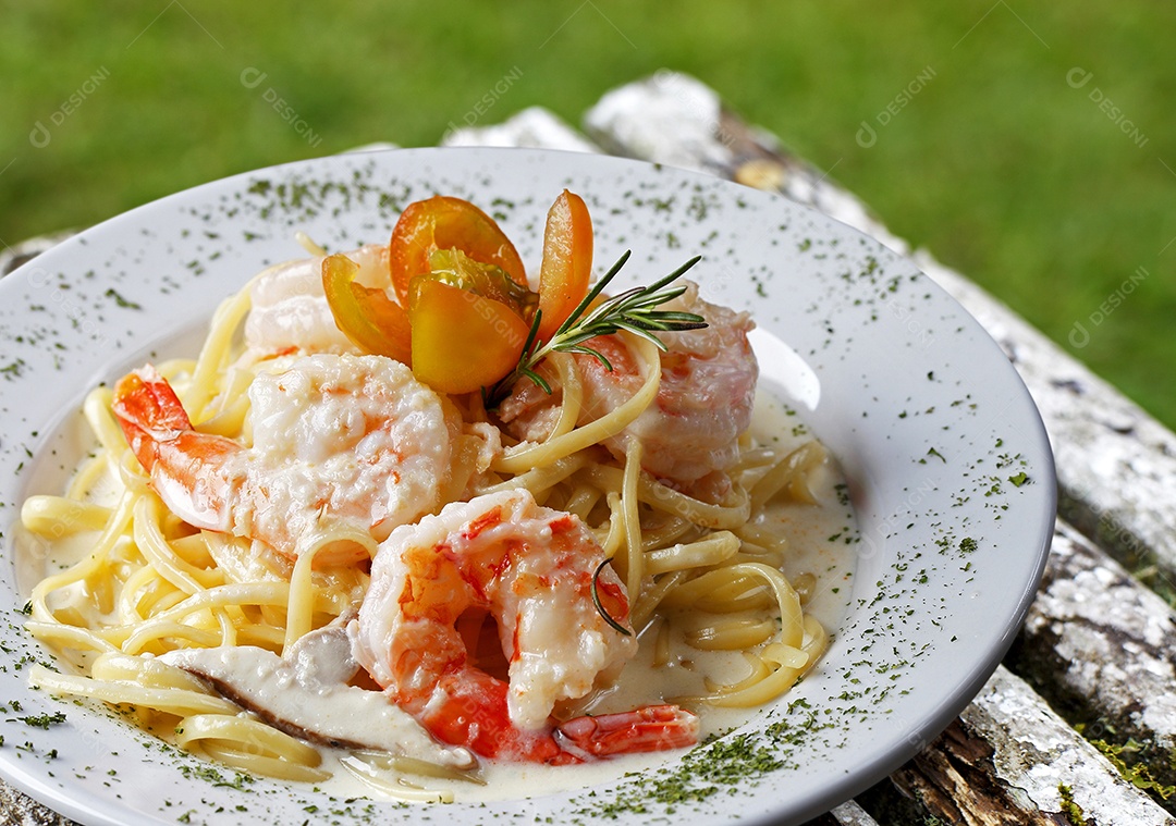 Camarão grande com macarrão