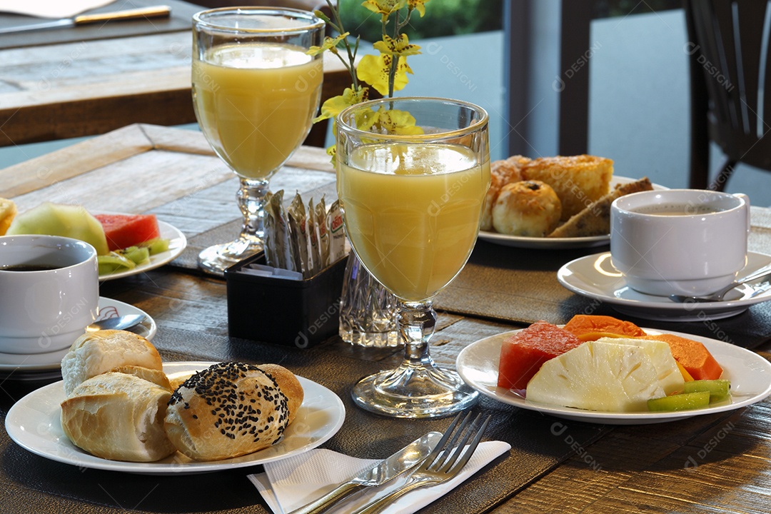 Café da manhã no hotel sobre mesa de madeira