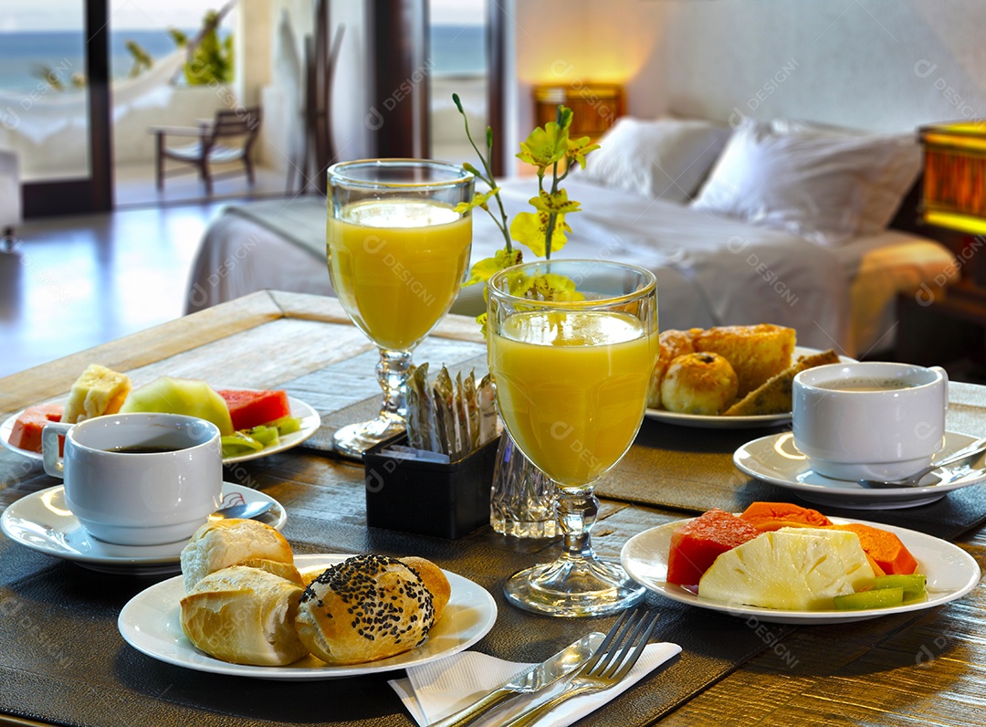 Café da manhã no hotel sobre mesa de madeira