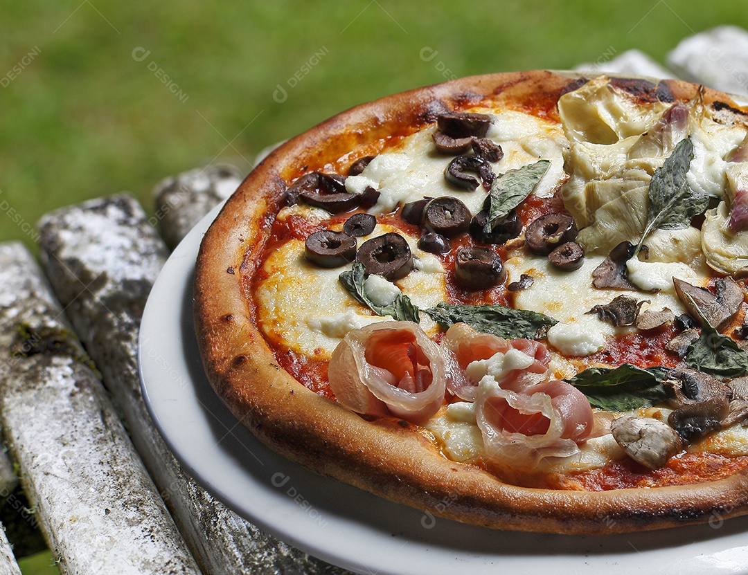 Deliciosa pizza assada sobre mesa de madeira