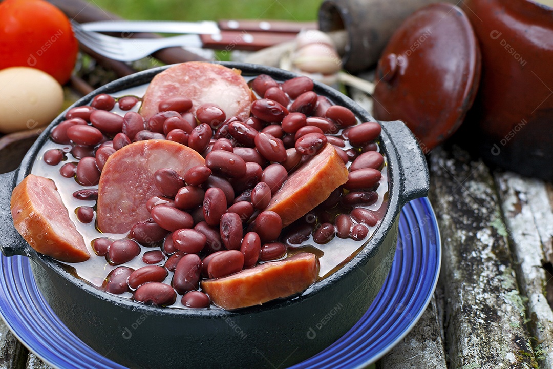Feijoada de feijão roxo tipíca do brasil