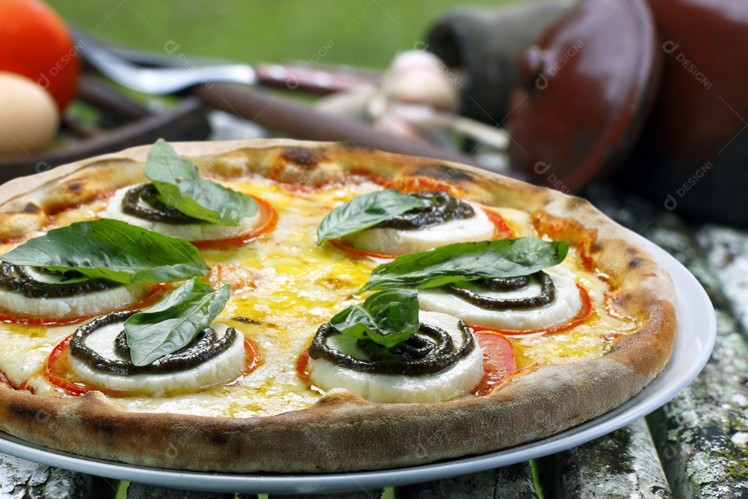 Deliciosa pizza assada sobre mesa de madeira