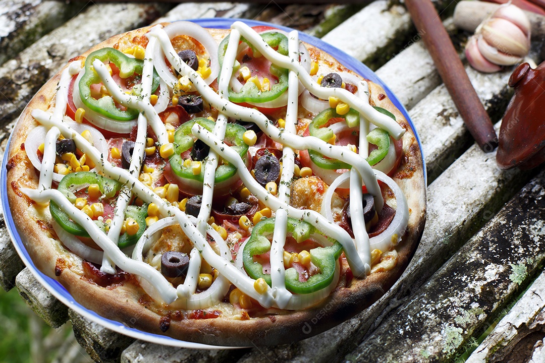 Deliciosa pizza assada sobre mesa de madeira