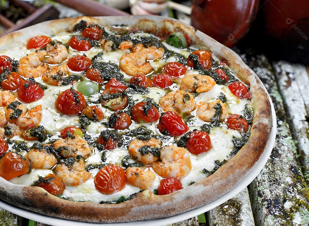 Deliciosa pizza assada sobre mesa de madeira