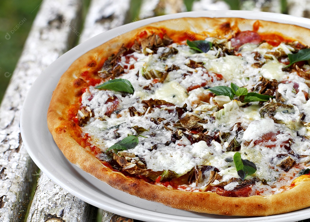 Deliciosa pizza assada sobre mesa de madeira