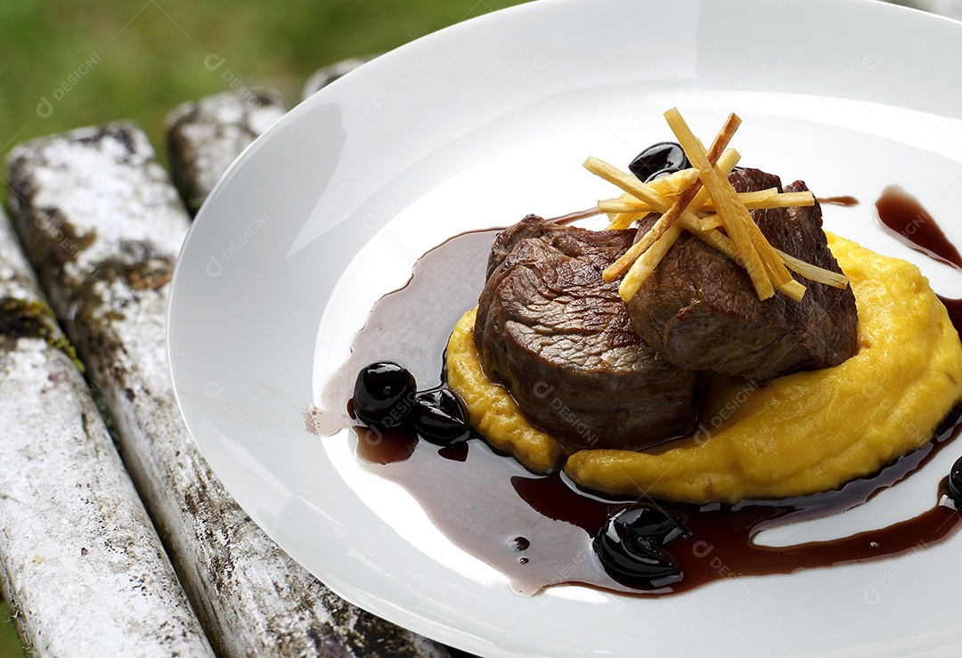 Alta gastronomia em um prato sobre fundo desfocado