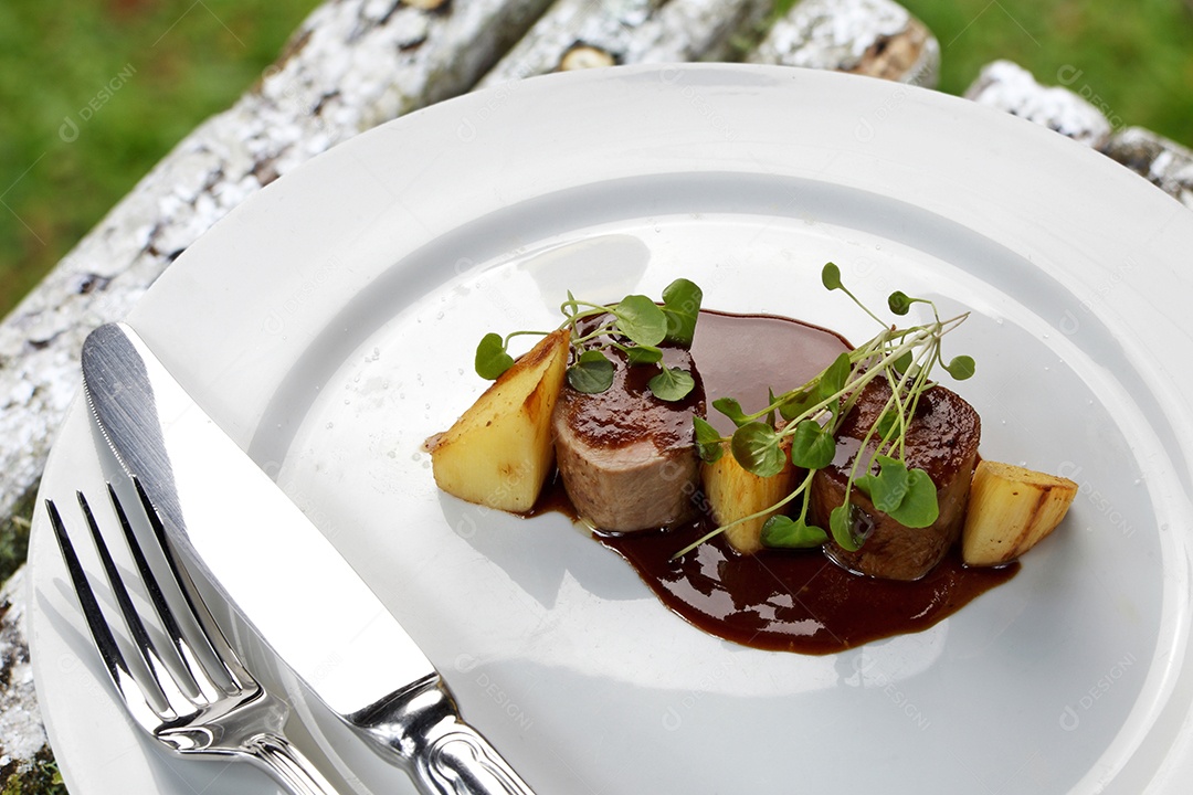 Alta gastronomia em um prato sobre fundo desfocado