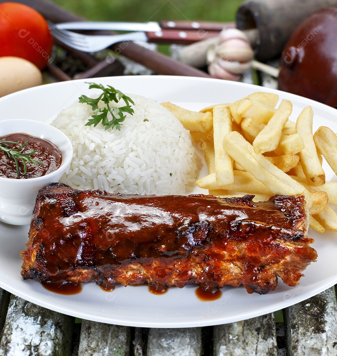 Costela assada com molho barbecue em um prato sobre fundo desfocado