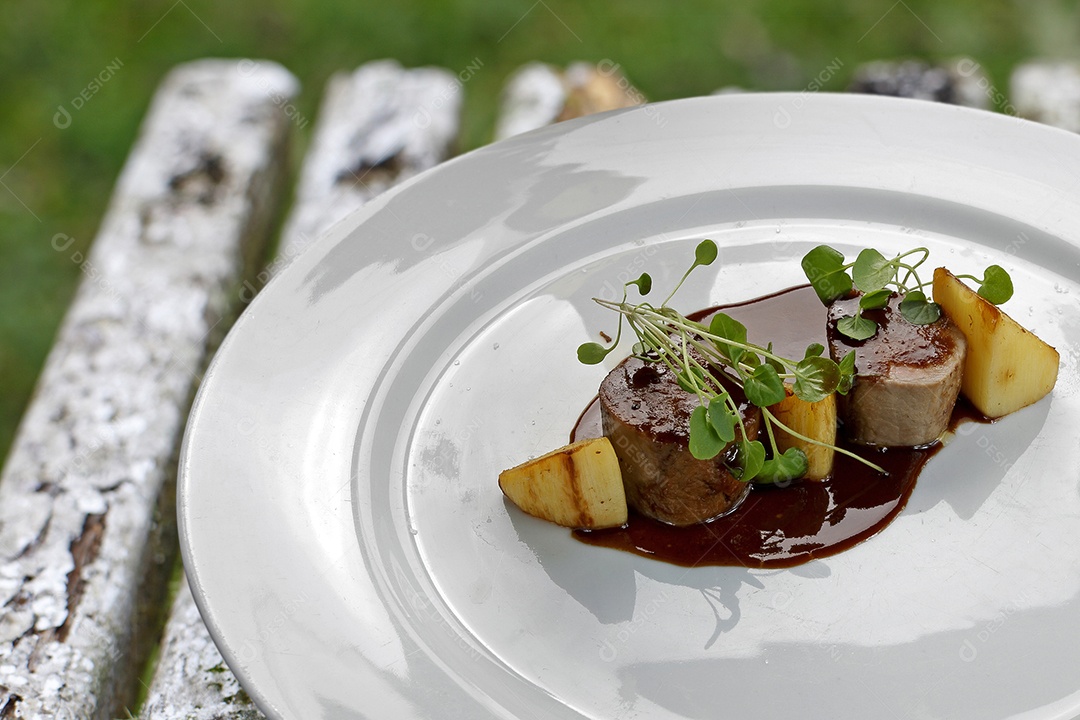 alta gastronomia em um prato sobre fundo desfocado