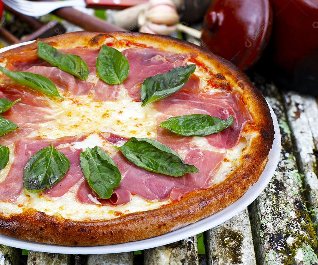 Deliciosa pizza assada sobre mesa de madeira