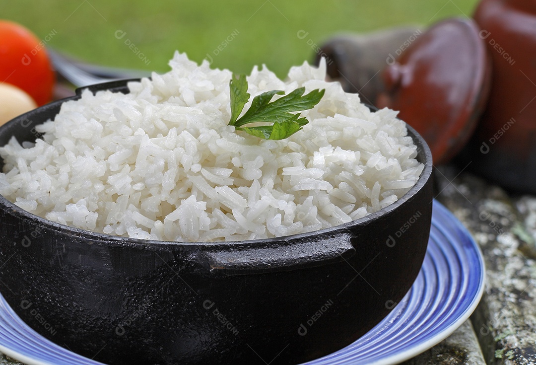 Arroz branco cozido em panela sobre fundo desfocado