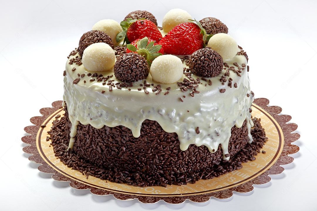 Bolo de chocolate com bombom em prato sobre fundo branco issolado