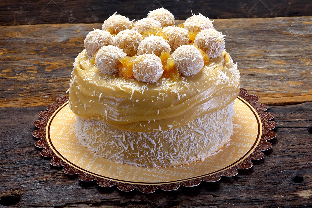 Bolo coberto doce de leite