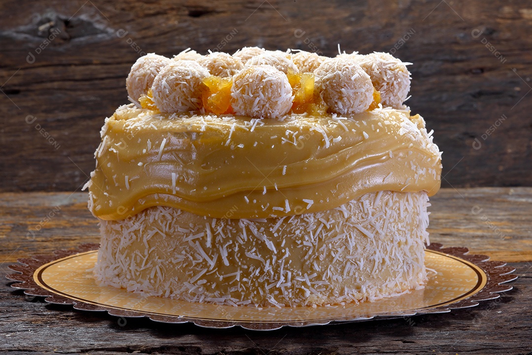 Bolo coberto doce de leite