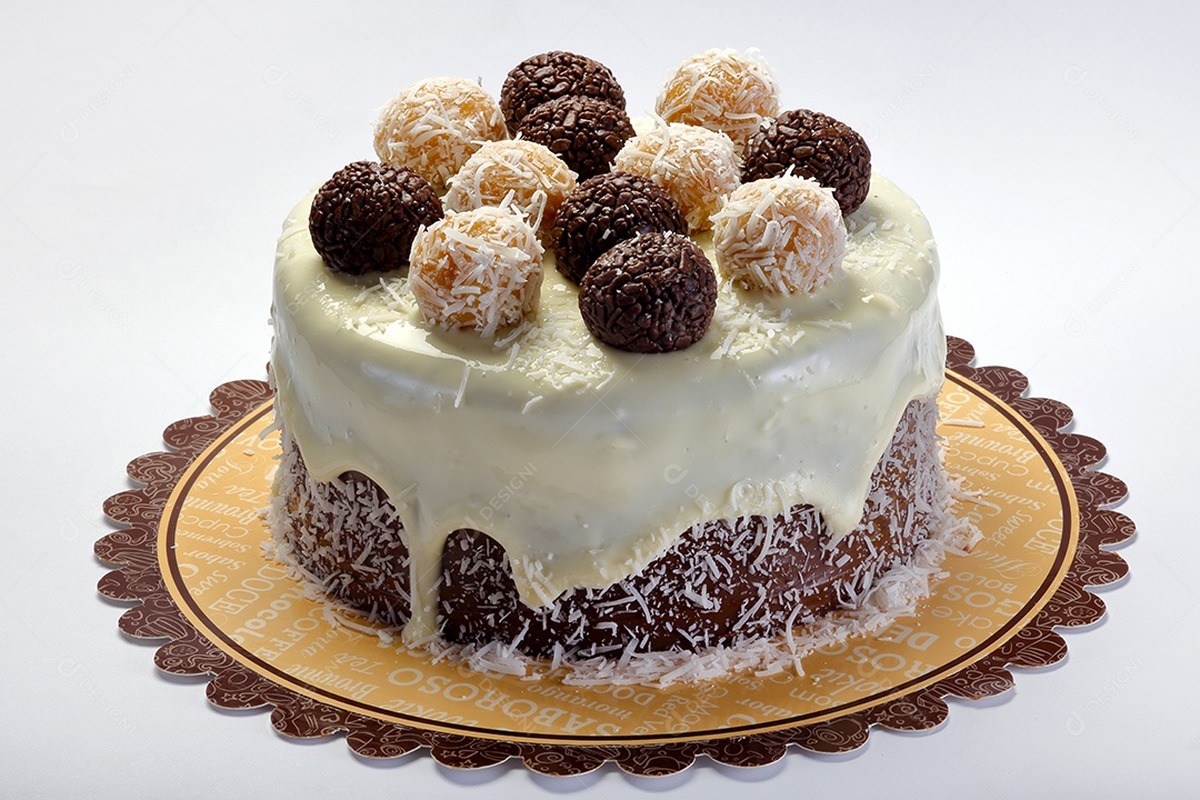 Bolo de chocolate de chocolate com coco e brigadeiros