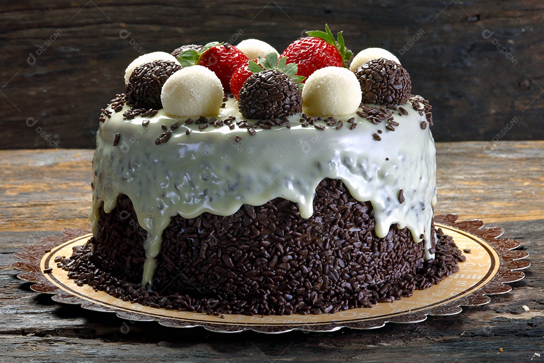 Bolo de chocolate com calda branca brigadeiros e morango