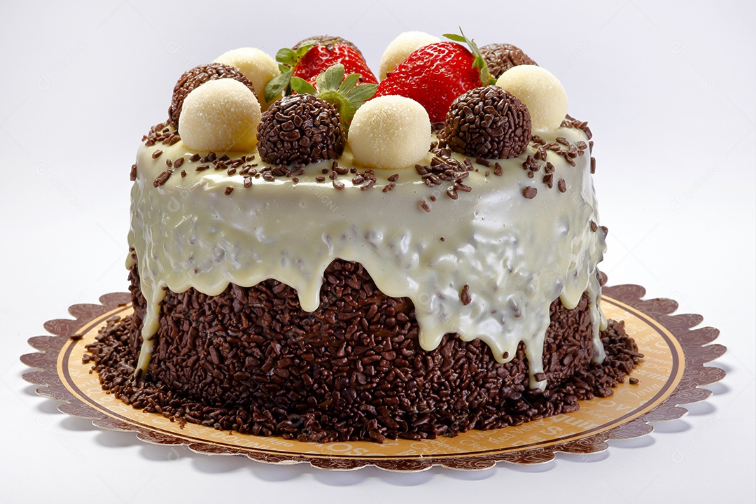 Bolo de chocolate com calda e brigadeiro com morango