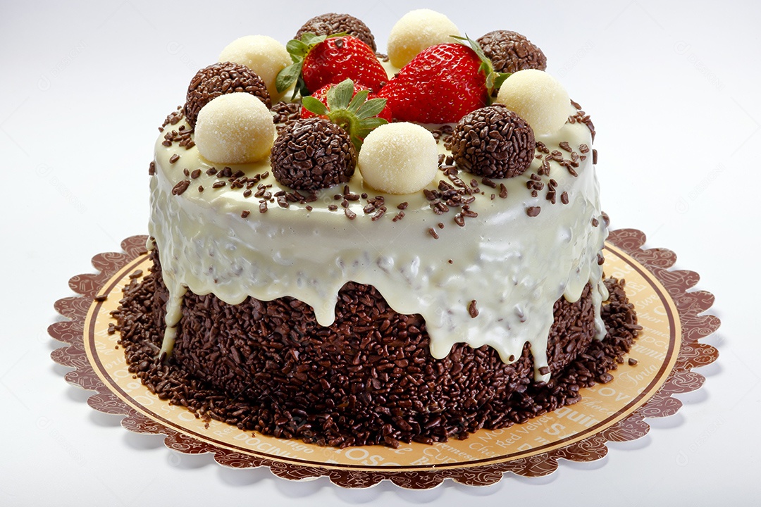 Bolo de chocolate com granulado brigadeiro e morangos