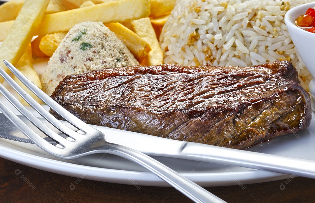 Bife assado com batatas e arroz