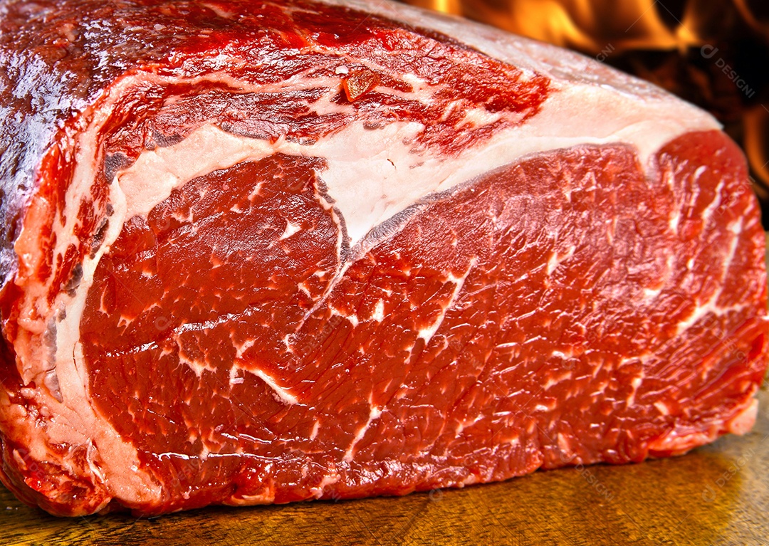 Contra filé cru sobre tábua de madeira