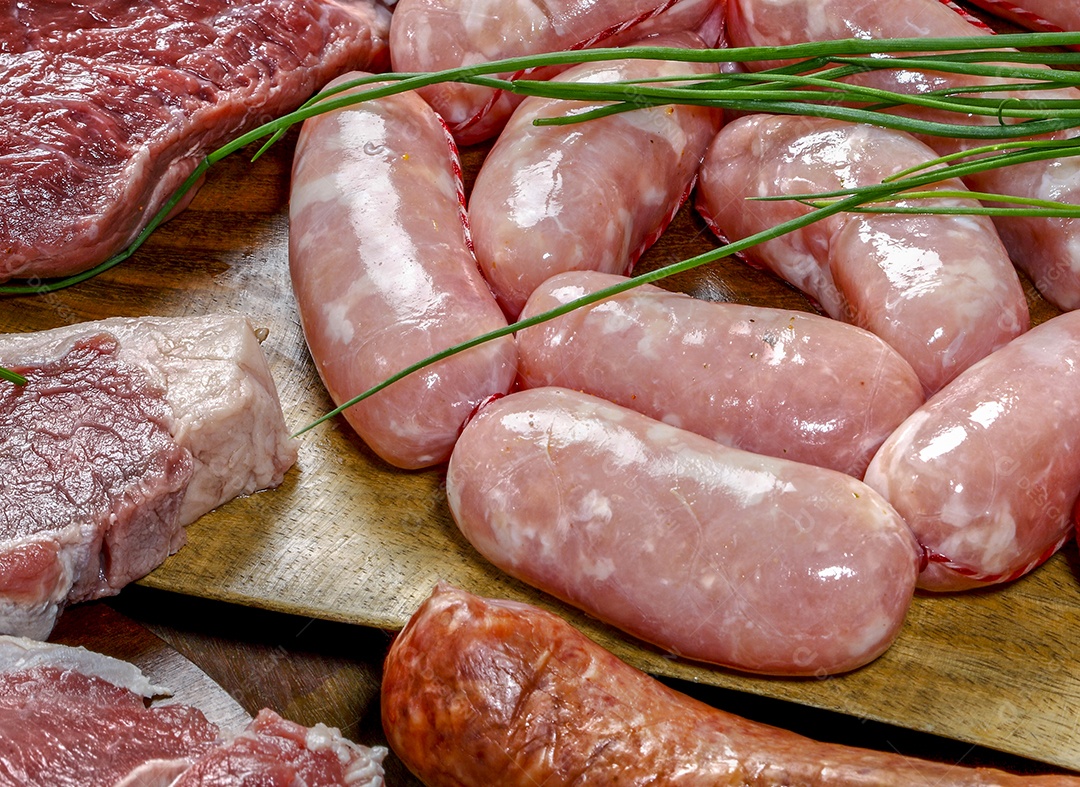 Carnes cruas sobre tábua para churrasco