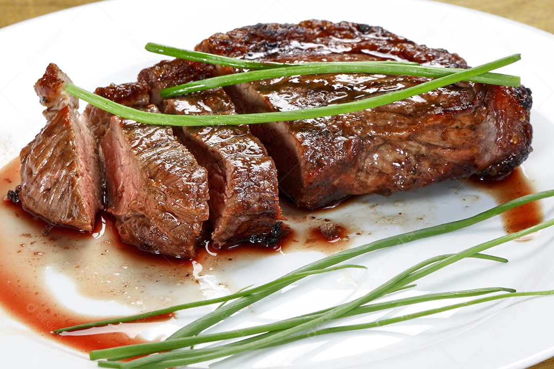 Carne assado fatiada suculenta ao ponto