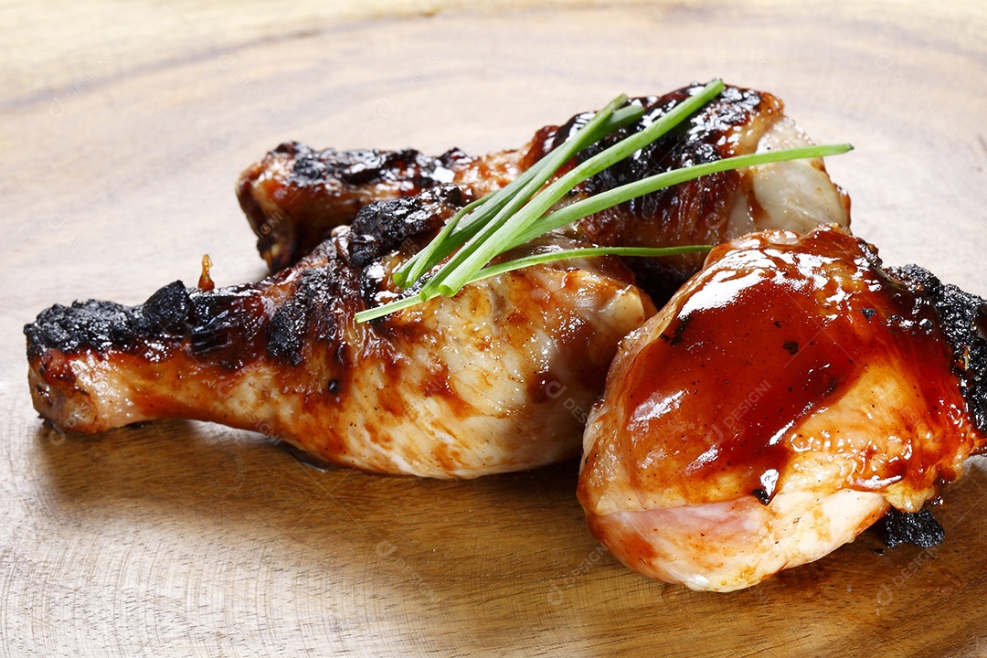 Três coxas de frango grelhado ao molho barbecue delicioso