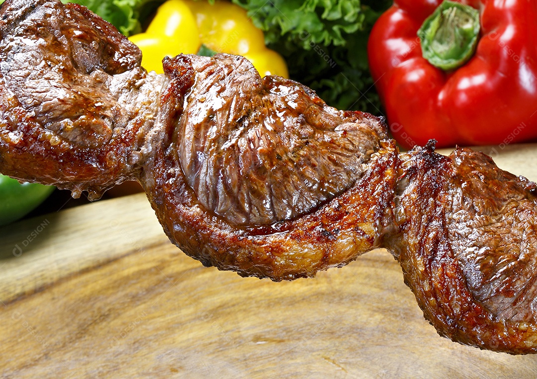 Espeto de picanha assado com fundo de legumes