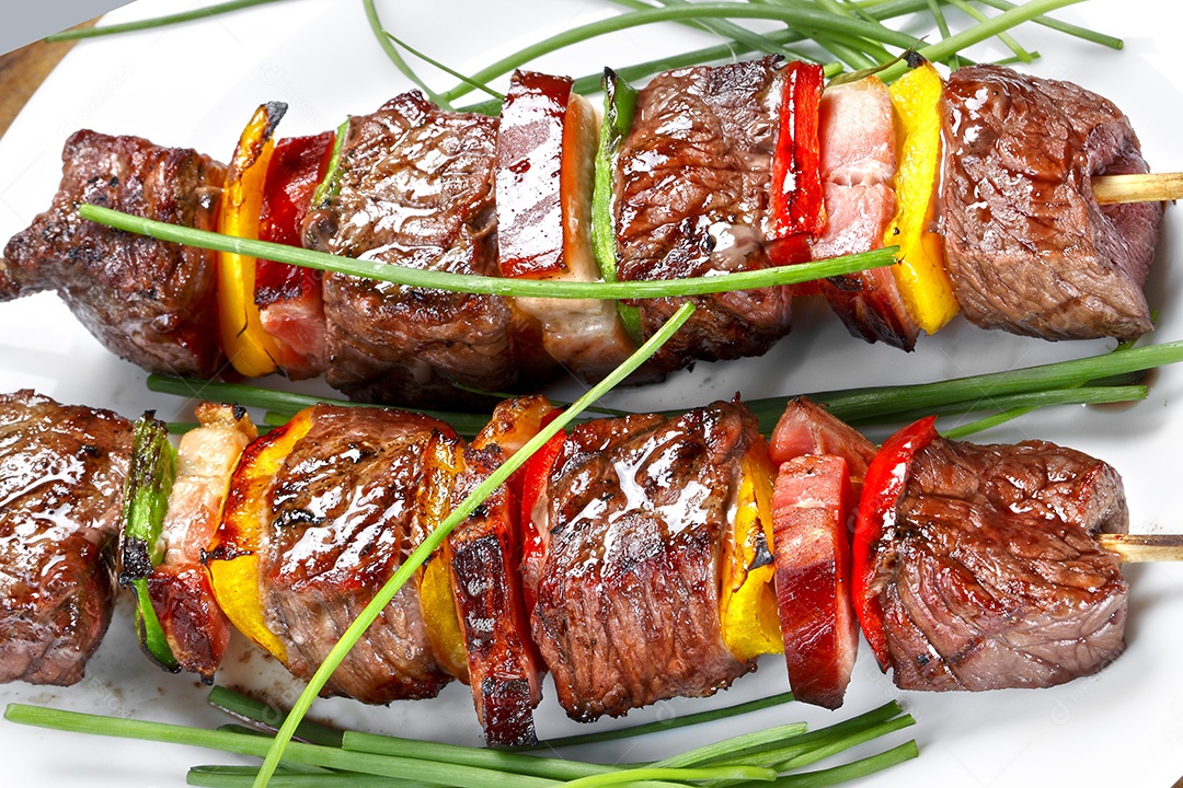 Espetinho de carne com legumes