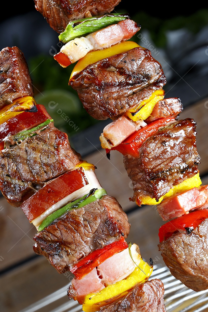 Espetinhos de carne com legumes