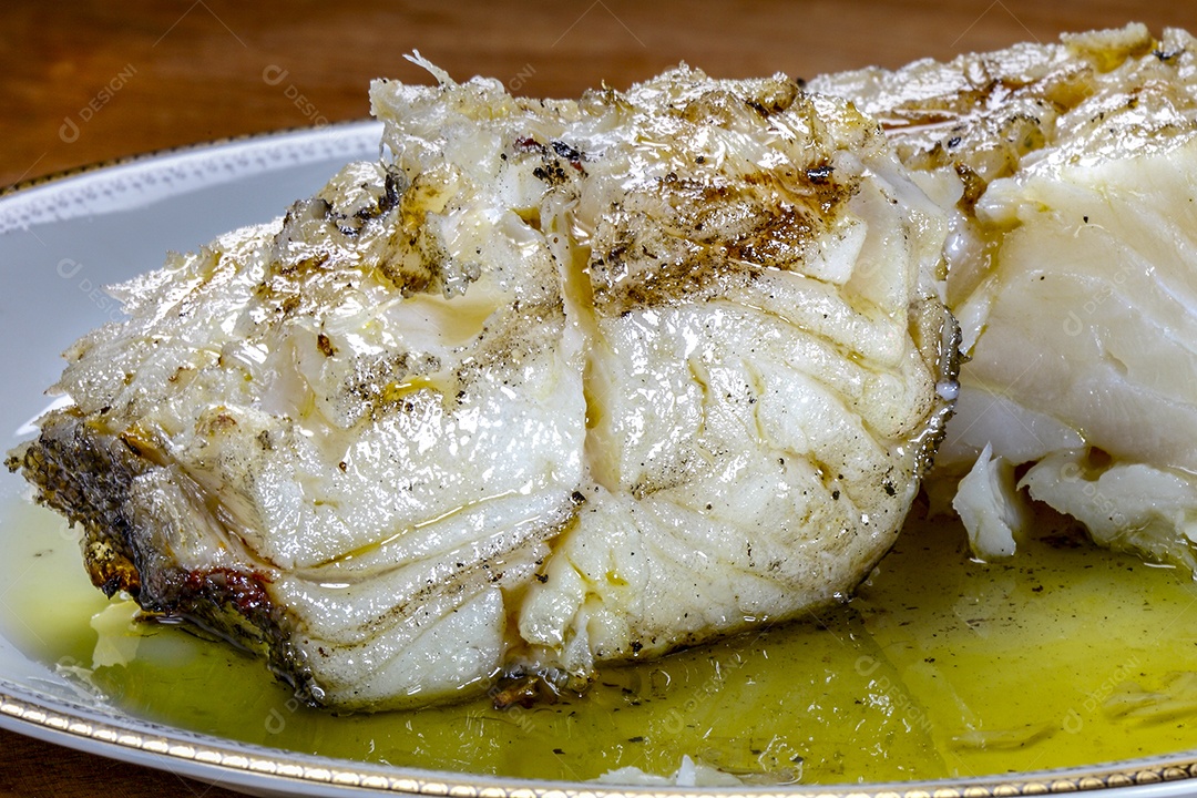 Bacalhau assado com azeite sobre um prato