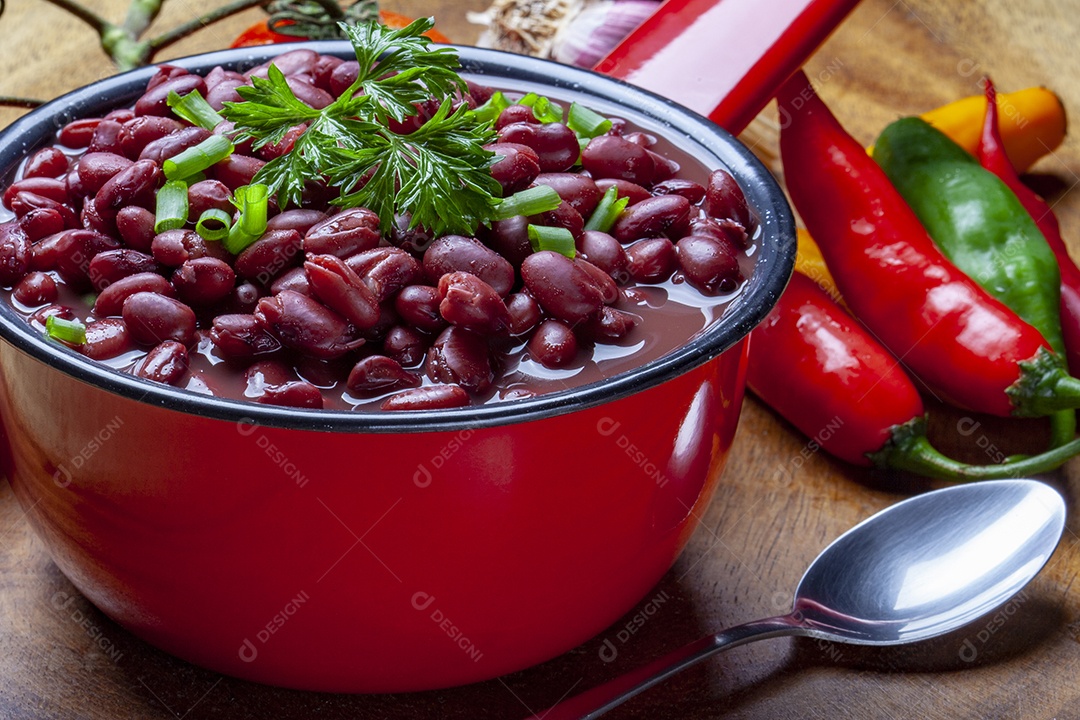 Panela com delicioso feijão de caldo