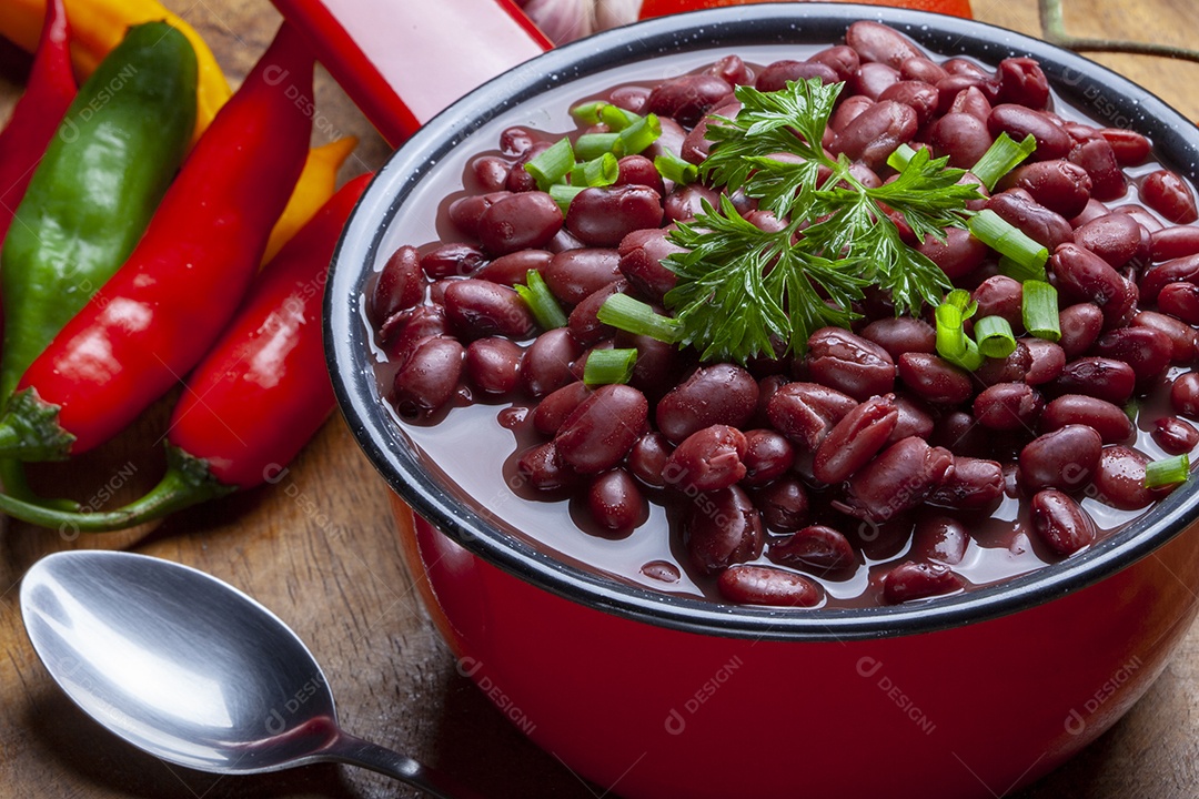 Panela com caldo de feijão e cheiro verde